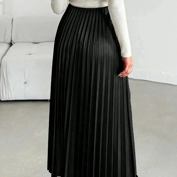 Black Elegant Women's Pleated Skirt - Picture 2 of 5